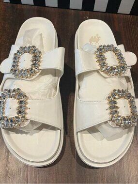 NIB Camel Threads Slip On Sandal in white w Gold Accents Size 8
